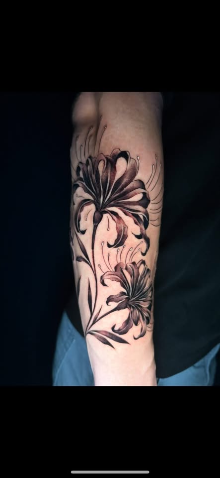 Spider Lilies — Black & Grey one-day session by Oscar Arce